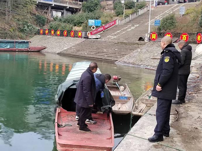 春運第一天，芷江水運事務(wù)中心執(zhí)法人員去碧涌大垅進行安全巡查，確保水上交通安全！ (4)
